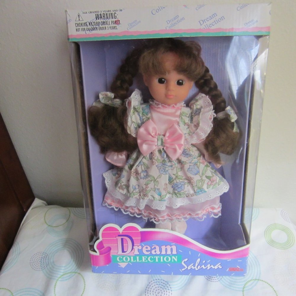 VINTAGE(RARE) DREAM COLLECTION (SABINA) BROWN HAIR (GIGO) DOLL/12"
